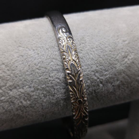 Vintage Whiting & Davis Silver Embossed Bangle Bracelet, Floral Design, 1950s - Picture 9 of 10